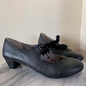 Restricted vintage-style, velvet-tie low heels